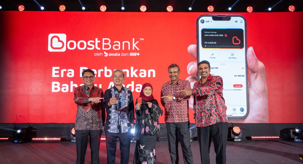 Left to Right:: Mohd Rashid Mohamad, group managing director/group CEO of RHB Banking Group, David Lau, chairman of Boost Bank, Fozia Amanulla, CEO of Boost Bank, Vivek Sood, group CEO and managing director of Axiata Group Berhad and Sheyantha Abeykoon, group CEO of Boost